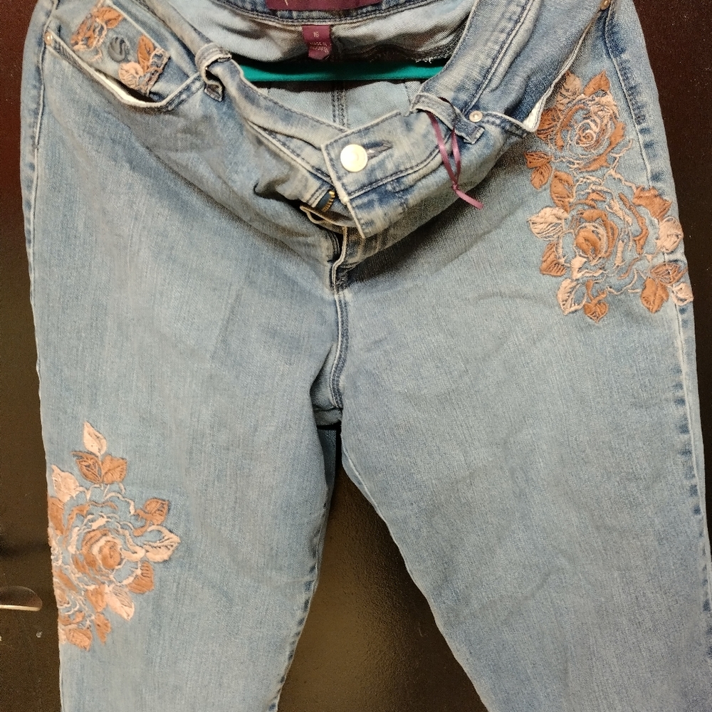 Gloria Vanderbilt Embroidered Jeans by Amanda 2017 Import. Fashionable Exclusive